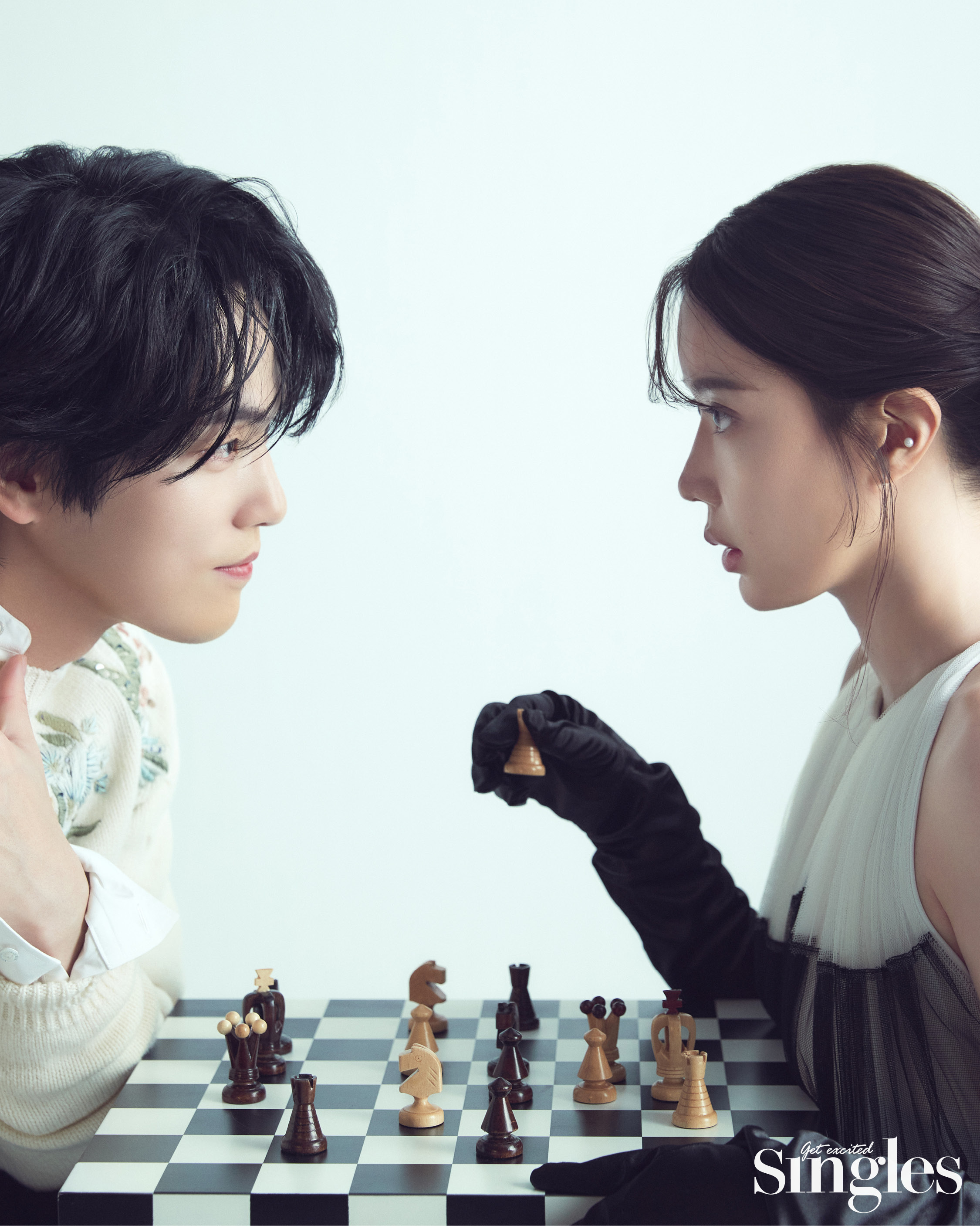 김정현이 디올 맨의 니트, 알렉산더 맥퀸의 셔츠, 임수향이 미스지 컬렉션의 드레스, 육스의 글러브를 착용하고 촬영한 싱글즈 화보